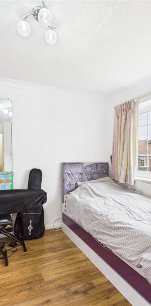 Cranbrook Drive, Berkshire Cranbrook Drive, Berkshire - Photo 1