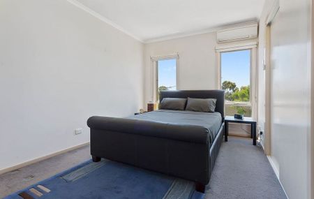 Stylish Two-Storey Apartment in the Heart of Templestowe - Photo 4