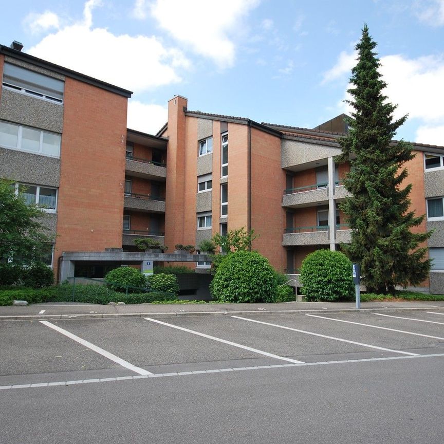 Moderne , grosszügige Dachwohnung mit viel Raumgefühl und sonnigem Balkon mit Fernsicht - Photo 1