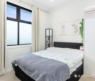 Modern Luxury Living: 3 Bed, 2 Bath Town Residence in Mount Waverley - Photo 3