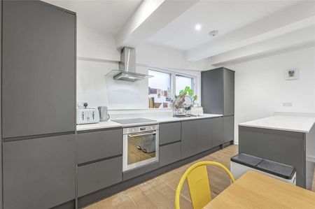A lovely one bedroom flat in a unique development in Wimbledon. - Photo 2