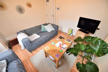 3 bedroom House in Burley Lodge Terrace, Leeds - Photo 2