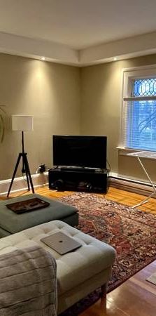 Upper level 1 bd+den suite in renovated Historic Mansion - Photo 1