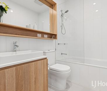 Stunning Tri-Level Townhouse with Breathtaking Urban Vistas for lease! - Photo 5