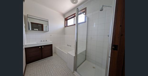 Large Two Bedroom Unit with Great Court Yard. - Photo 1