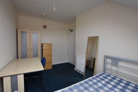 3 Bedroom Flat - Photo 4