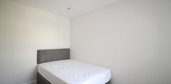 2 Bed Flat, Gilbey Road, SW17 - Photo 2