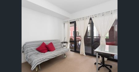 FULLY FURNISHED 2 BEDROOM, 2 BATHROOM APARTMENT! - Photo 3