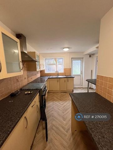 3 bedroom terraced house to rent - Photo 4