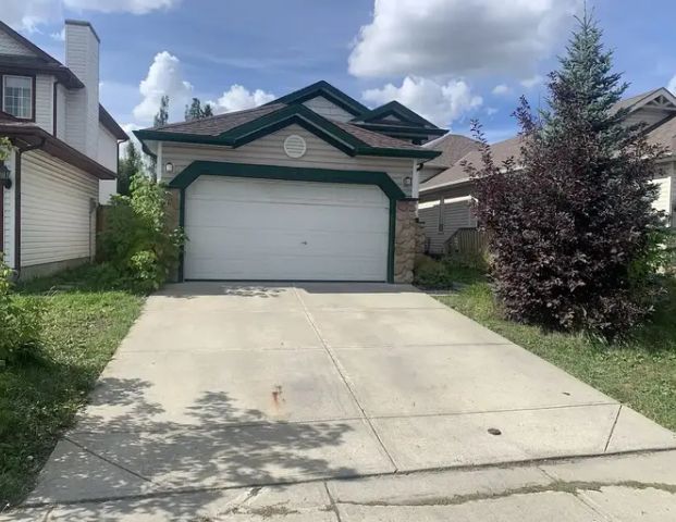 3 bedroom, 2 bath | Calgary - Photo 1