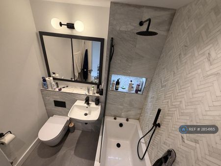 1 bedroom in a flat share to rent - Photo 5