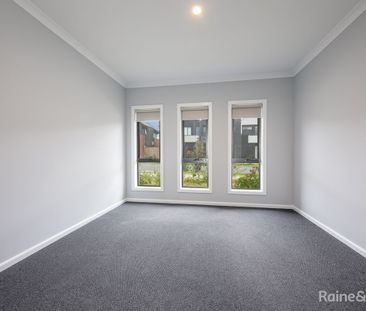 Contemporary Family Living - Photo 3