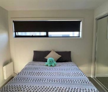 Avondale Heights - Photo 2