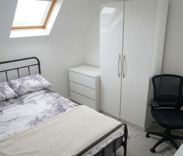 3 bedroom flat to rent - Photo 4