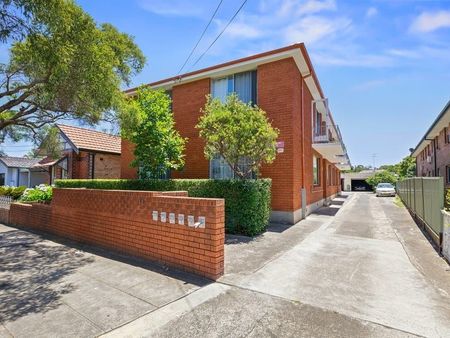 Conveniently Located, Bright And Spacious Two Bedroom Apartment With Parking, Only Moments To Dulwich Hill Train Station And Light Rail - Photo 3