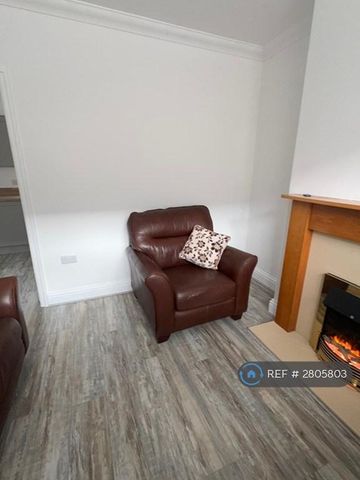 2 bedroom semi-detached house to rent - Photo 2