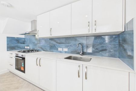 5 bedroom end of terrace house to rent - Photo 2