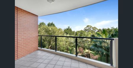 Oversized three bedroom apartment in ultra convenient location - Photo 5