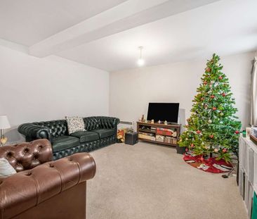 Bright one bedroom ground floor flat with off-street parking in Kew - Photo 5