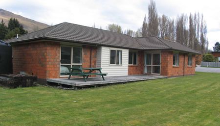 Sunny stand alone home - Photo 4