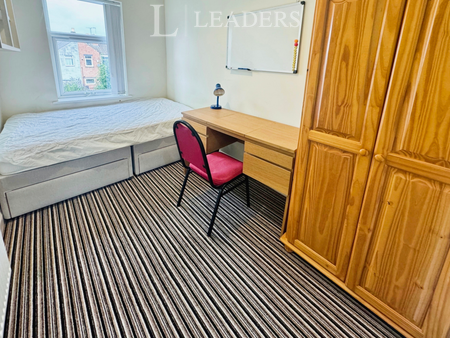1 bedroom in a house share to rent - Photo 4