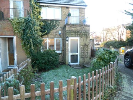 1 bedroom ground floor maisonette to rent - Photo 3