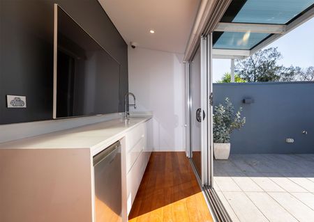 Tri-level Three Bedroom Terrace Residence - Photo 2