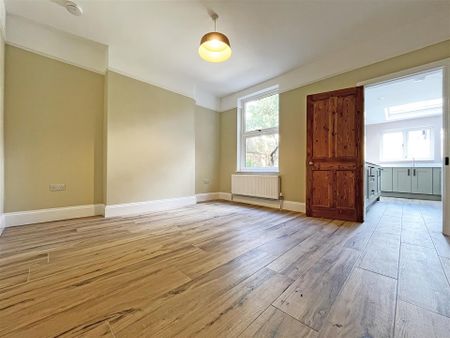 4 bedroom Semi-detached house to rent - Photo 3