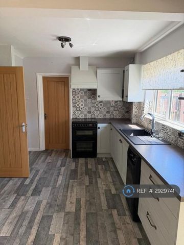 3 bedroom semi-detached house to rent - Photo 5