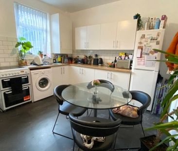 Gorgeous 3 bedroom student property - Photo 2