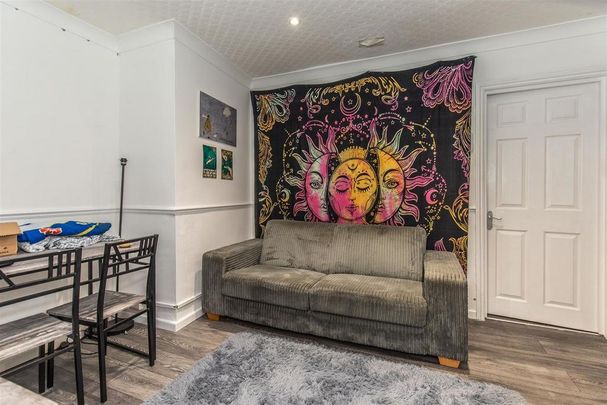 3 bedroom flat to rent - Photo 1