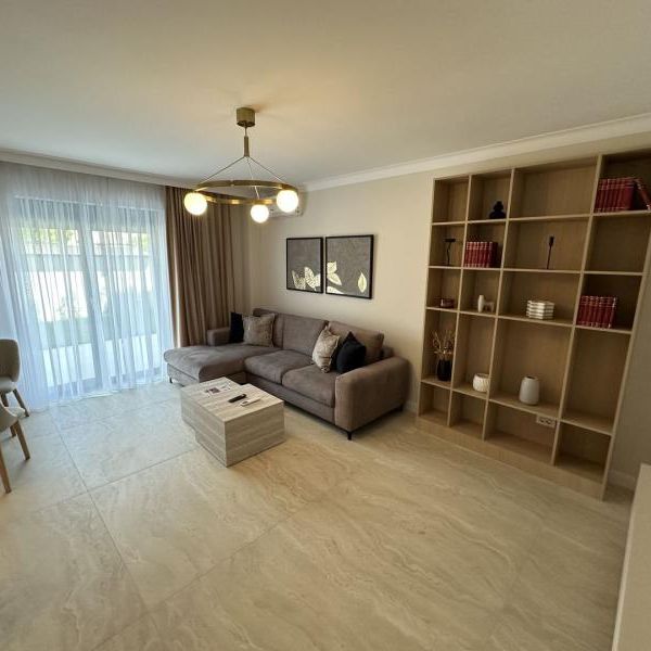Apartment deosebit cu curte proprie si loc de parcare - Photo 1