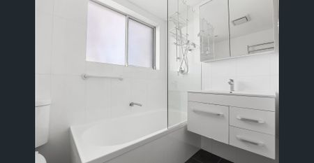 Light Filled Apartment - Photo 4