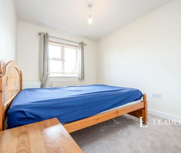 Large 5 bedroom Home - LU4 - Close to Leagrave Station - Photo 5