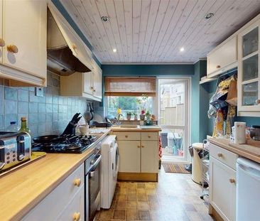 3 bedroom end of terrace house to rent - Photo 2