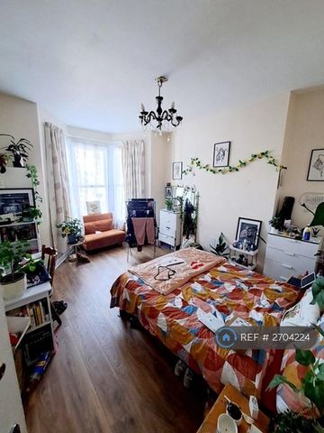 1 bedroom in a house share to rent - Photo 4