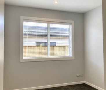 Modern Two Bedroom Attached Unit - Pet Friendly! - Photo 6