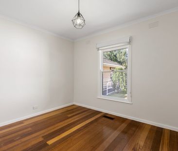 Light filled, recently renovated unit in Manifold Heights with priv... - Photo 2