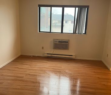 1 bedroom - Utilities Included -152 Thorold - Photo 2