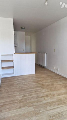 Un appartement au rez-de-chaussée comprenant séjour avec cuisine aménagée et équipée neuve (hot... - Photo 2