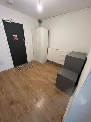 Studio Flat, Oxford Road, E15 - Photo 1