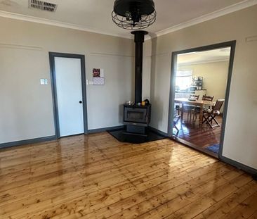 This well-presented 3 bedroom, 1 bathroom home offers functional lo... - Photo 1