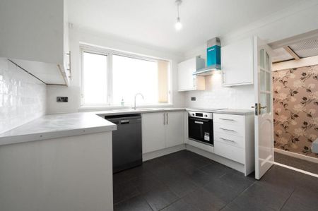 3 bedroom detached bungalow to rent - Photo 5