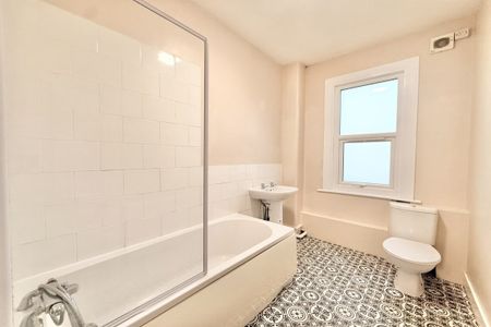 3 bed House South Avenue, SS2 - Photo 2