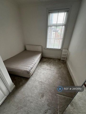 1 bedroom in a flat share to rent - Photo 3