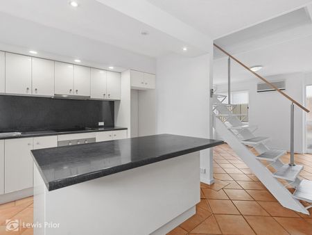 Charming Townhouse in Prime Location - Photo 3