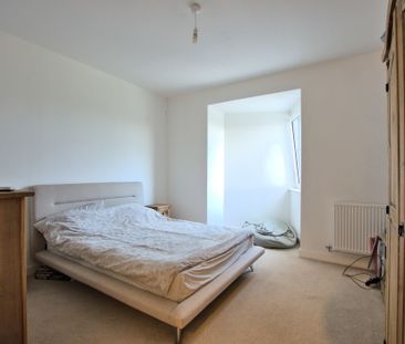 A modern presented, top floor, two bedroom apartment on the popular... - Photo 3