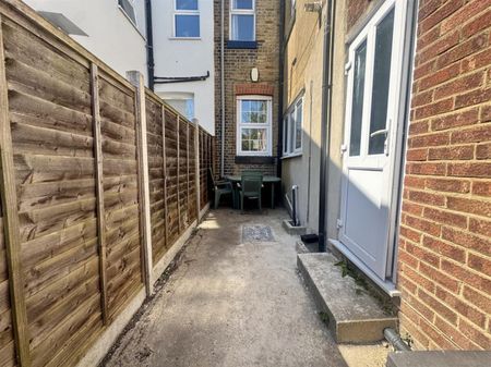 3 Bedroom House - Terraced To Let - Photo 5