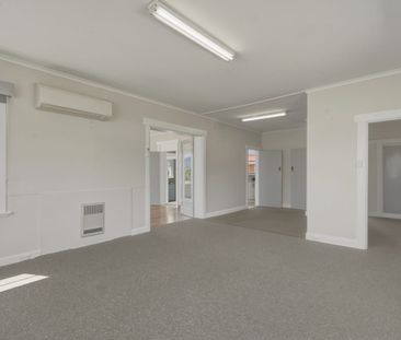 Tidy Two-bedroom Home, Convenient Location - Photo 2