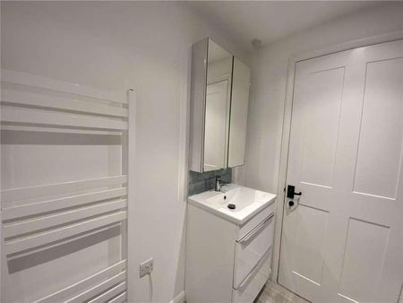 High Street, Marlborough, Wiltshire, SN8 - Photo 5